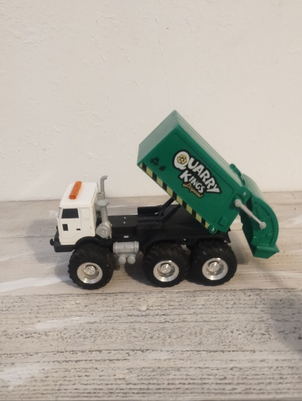 Maisto Monster Garbage Truck green and white big tires